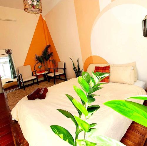 um quarto com uma cama com uma planta em Dalat urban house em Da Lat