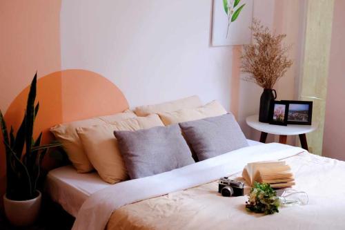 um quarto com uma cama com uma câmara em Dalat urban house em Da Lat