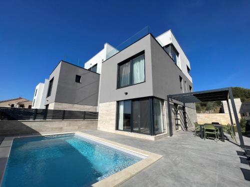 Seaview Villa Amy - Private Pool, Sauna & Jacuzzi