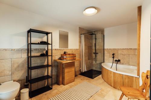 ein Badezimmer mit einer Badewanne, einem Waschbecken und einem WC in der Unterkunft Maison d'hôte Brasserie Caulier in Péruwelz