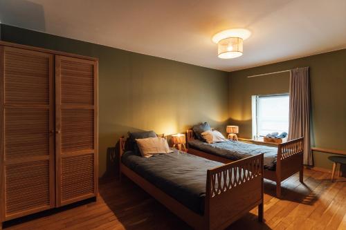 - une chambre avec 2 lits et une fenêtre dans l'établissement Maison d'hôte Brasserie Caulier, à Péruwelz