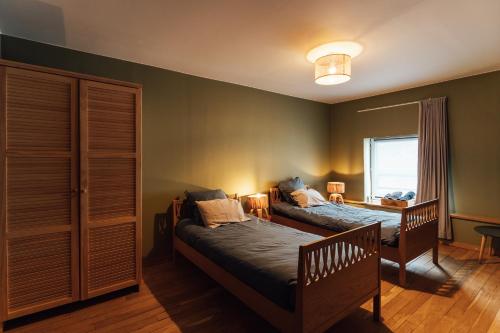a bedroom with two beds and a window at Maison d'hôte Brasserie Caulier in Péruwelz