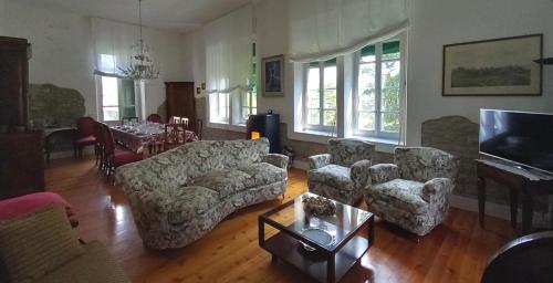 B&B CorteBonomini entire home : غرفة معيشة بها كنب وطاولة وتلفزيون