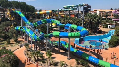 une image d'un parc aquatique avec toboggan dans l'établissement Cap Capistol Studio le Cap d'Agde vue port, au Cap d'Agde