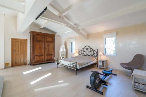 une chambre avec un lit, un bureau et une chaise dans l'établissement Villa avec tennis & piscine, 10min Aix-en-Provence - Villa Les Vignes, à Puyricard