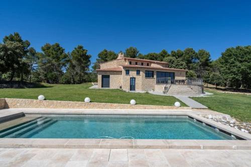 une maison avec une piscine devant une maison dans l'établissement Villa avec tennis & piscine, 10min Aix-en-Provence - Villa Les Vignes, à Puyricard