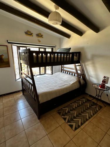a bedroom with a bunk bed in a room at La casa del Mar en Guanaqueros! in Guanaqueros