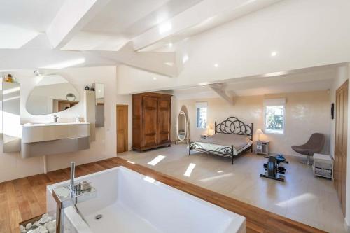 - un grand salon avec un lit et un canapé dans l'établissement Villa avec tennis & piscine, 10min Aix-en-Provence - Villa Les Vignes, à Puyricard