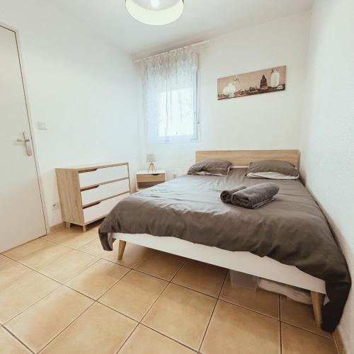 une chambre avec un grand lit et une fenêtre dans l'établissement Appartement Résidence Privé avec PARKING WIFI CLIM PISCINE, à Avignon