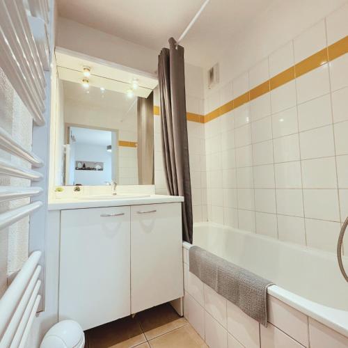 une salle de bain avec un lavabo et une baignoire dans l'établissement Appartement Résidence Privé avec PARKING WIFI CLIM PISCINE, à Avignon