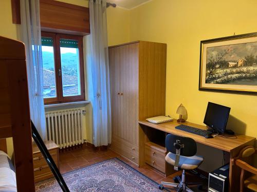 a bedroom with a desk with a computer on it at Lecine 73 in Gioia dei Marsi