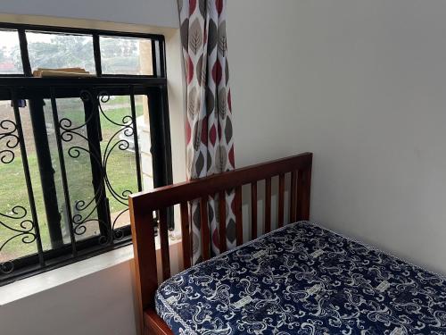Rúm í herbergi á Beautiful 1-Bed Apartment in Gulu