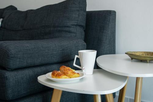 - une table avec un plateau de beignets et une tasse de café dans l'établissement Departamento Lima, à Tandil