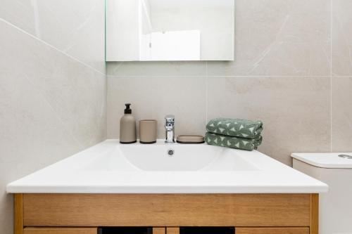 Un baño con lavabo e inodoro en Apartment in the heart of Fañabe area, en Adeje