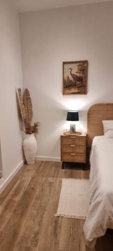 una camera da letto con un letto e un comodino con una lampada di CasaDeVita a Tazacorte