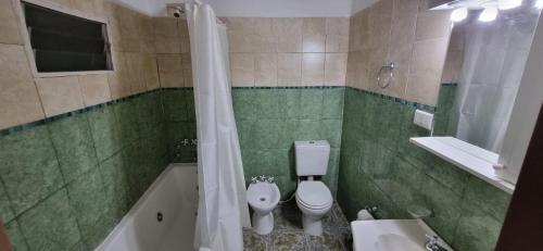 Bilik mandi di CHAKRAS TERMAS HOTEL & SPA