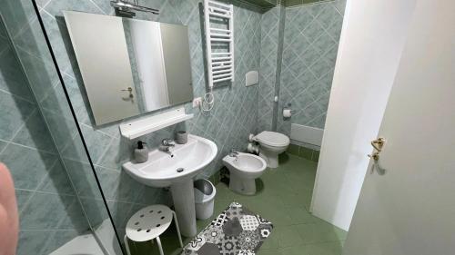 a bathroom with a sink and a toilet and a mirror at A casa di Emma (camera Levante) in Sestri Levante