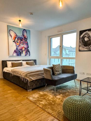 een slaapkamer met een bed en een schilderij van een hond bij Modernes 1 Zimmer Apartment im Zentrum Offenbachs in Offenbach