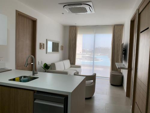 a kitchen and living room with a view of the ocean at Oasis Retreat - Cartagena in Los Arrayanes