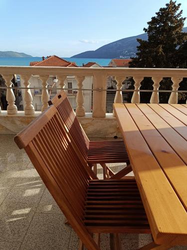 a wooden bench sitting on top of a balcony at Vila Pašić in Igalo
