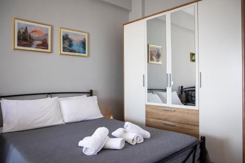 una camera da letto con due asciugamani su un letto di Zefi's Studio a Kapótidhes