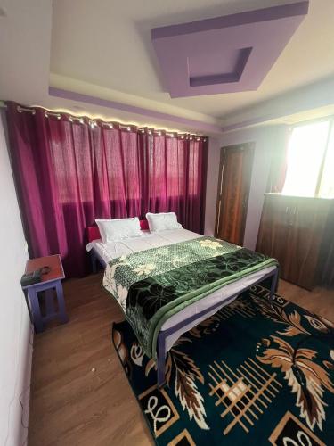 ein Schlafzimmer mit einem Bett in einem Zimmer mit Vorhängen in der Unterkunft Roshan Resorts in Bhopal