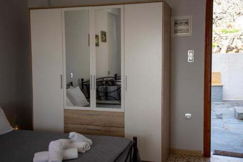 1 dormitorio con espejo y toallas en la cama en Zefi's Studio, en Kapótidhes