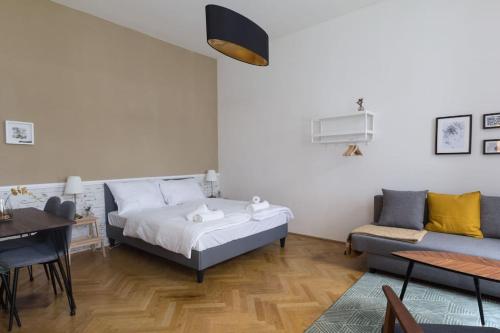 Un dormitorio con una cama, una mesa y un sofá. en josef's home I Studio near City Center, en Viena