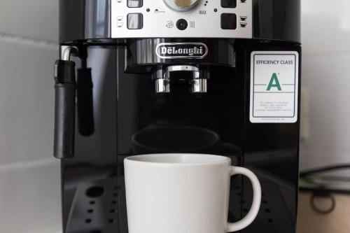 una cafetera con una taza blanca en una encimera en josef's home I Studio near City Center, en Viena