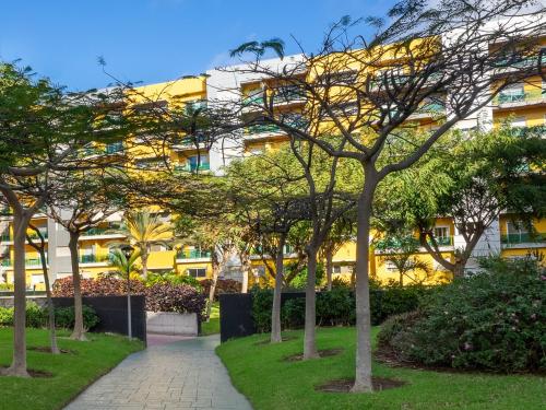 Apartment Abora Garden with terrace, pool, extensive gardens and free parking