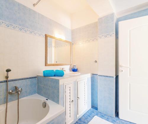 uma casa de banho com uma banheira e um lavatório em Casa Del Mar em Neos Marmaras