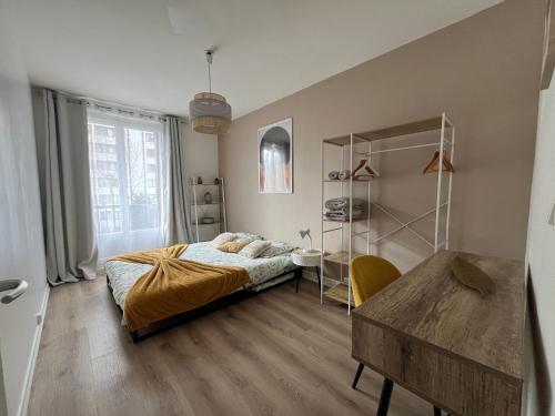 a bedroom with a bed and a desk in it at Good vibes Only apparts "So Zen" - 3 bedrooms - 8 pers - 20mn to Paris in Enghien-les-Bains
