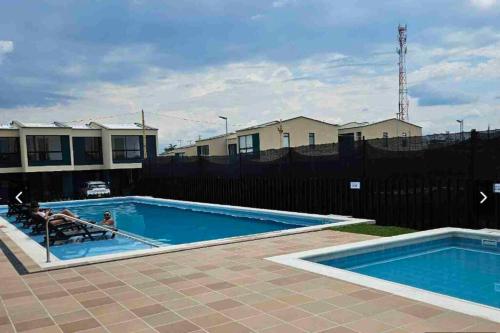 - une piscine pour 2 personnes dans l'établissement Casa Familiar Excelente ubicación con Piscina, à La Tebaida