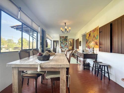 une salle à manger avec une grande table et des chaises en bois dans l'établissement Casa do Vale-Villa with private pool and garden, à Palmela