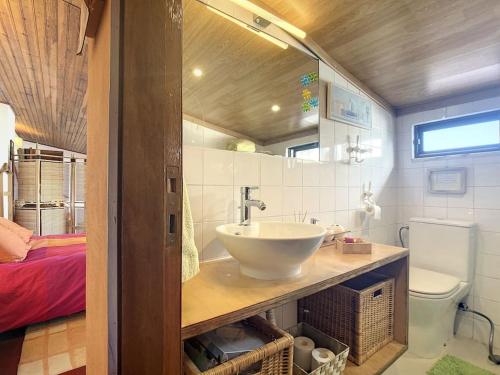La salle de bains est pourvue d'un lavabo et de toilettes. dans l'établissement Casa do Vale-Villa with private pool and garden, à Palmela