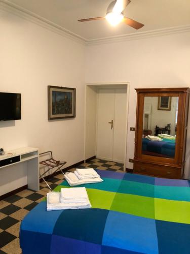 um quarto com uma cama colorida num quarto em Flat for tourist use a stone's throw from center em Roma