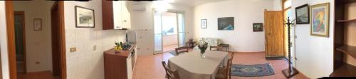 ein Wohnzimmer mit einem Tisch im Zimmer in der Unterkunft Casa Rex in Castelmola