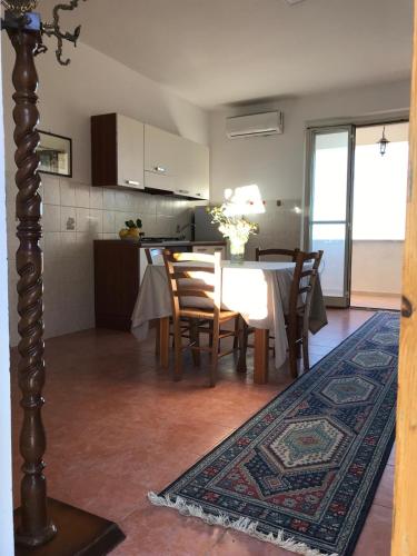 a kitchen and dining room with a table and chairs at Casa Rex in Castelmola
