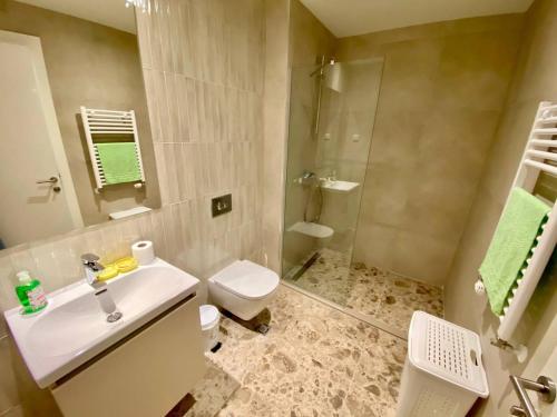 een badkamer met een wastafel, een toilet en een douche bij Miles Relax Station in Chełm
