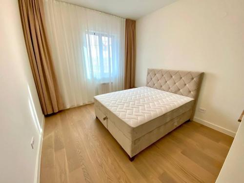 een slaapkamer met een bed in de hoek van een kamer bij Miles Relax Station in Chełm