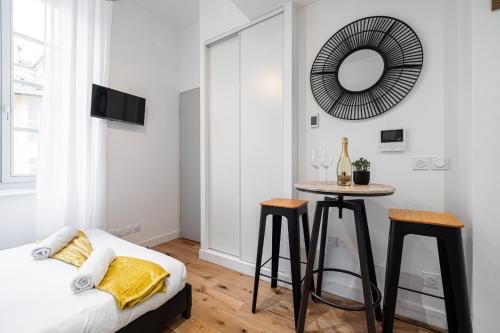 - une chambre avec un lit et une table avec un miroir dans l'établissement Charming City Center Studio 108, à Nice