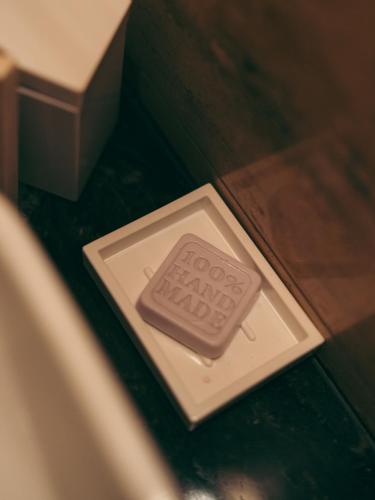a chocolate bar on a plate on the floor at Hotel Cruz del Vado by Art Hotels in Cuenca