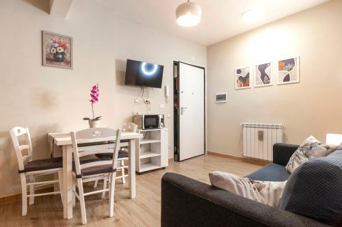 Elegant comfy three-rooms apartment in Eur with parking