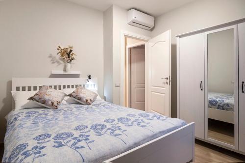 Elegant comfy three-rooms apartment in Eur with parking