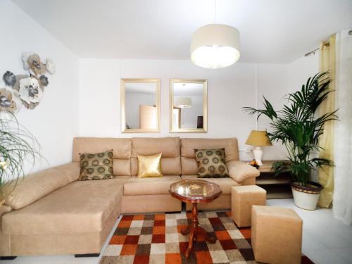 ein Wohnzimmer mit Sofa und Tisch in der Unterkunft Casa Romero Garden in Vilanova de Arousa