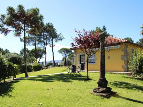 una casa con un poste en medio de un patio en Beautiful cottage on the estate of a farm, en Ponte de Lima