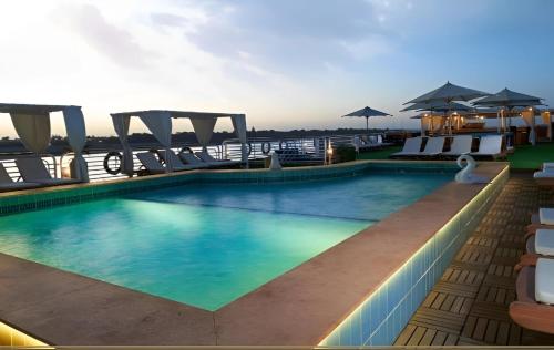 uma piscina no telhado de um hotel em NILE CRUISE LUXOR & ASWAN A em Luxor