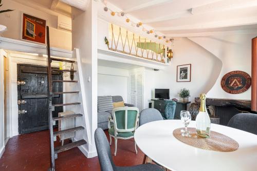 une salle à manger avec une table et des chaises blanches dans l'établissement Charming Apartment Old Town, à Nice