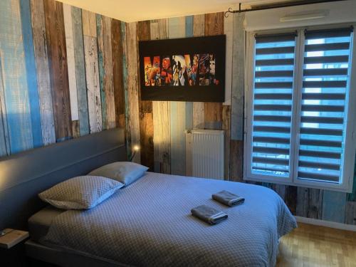 une chambre avec un lit avec deux sacs dessus dans l'établissement sweet appartement Disneyland Paris parking 300m station val d'Europe, à Chessy