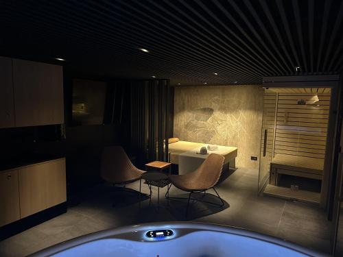 Aparthotel Vital - Vital Resort في مورفسكه تيبليتسه: حمام مع حوض وكراسي ومغسلة